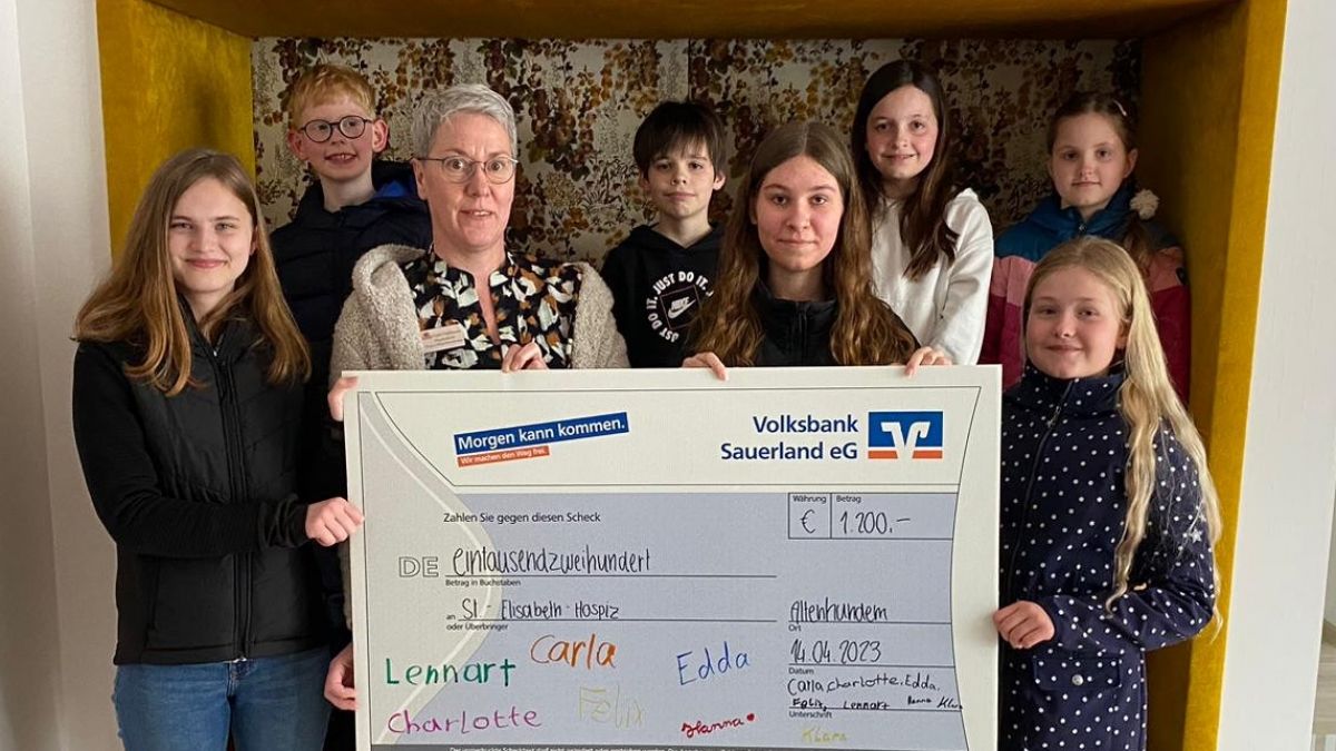 Die jungen Knersterer aus Albaum überreichten den symbolischen Scheck an Gabi Hohmann, kommissarische Leiterin im St.-Elisabeth-Hospiz. von privat