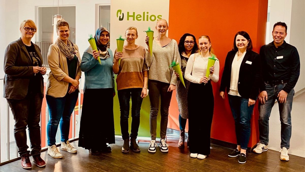 An der Helios Klinik Attendorn begannen sechs Frauen ihre pflegerische Ausbildung. Zum Start gab es kleine Zuckertüten. von Helios Klinik