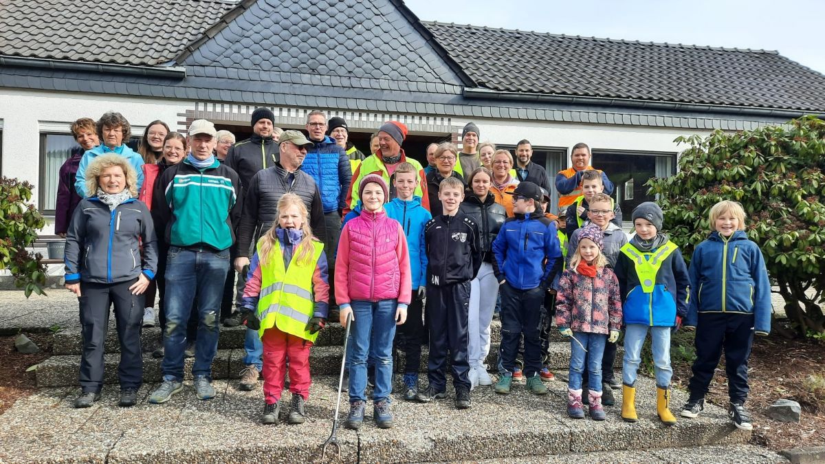 Viele junge und alte Elber machten beim Dorfputz mit. von privat