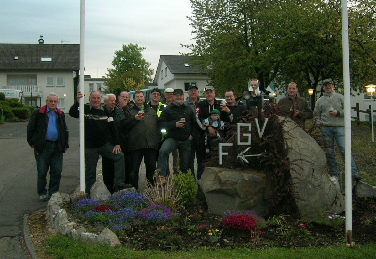 Der FahnenGestellungsVerein Frenkhausen kümmert sich darum, dass sich das Dorf zum Schützenfest von seiner besten Seite präsentiert. von privat