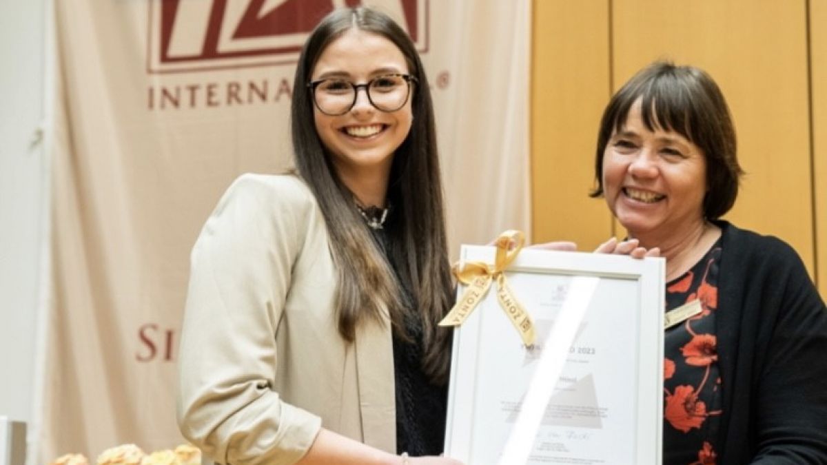 Teresa Hössl erhielt ihre Auszeichnung für besonderes ehrenamtliches Engagement von Zonta-Präsidentin Verena von Fircks. von privat