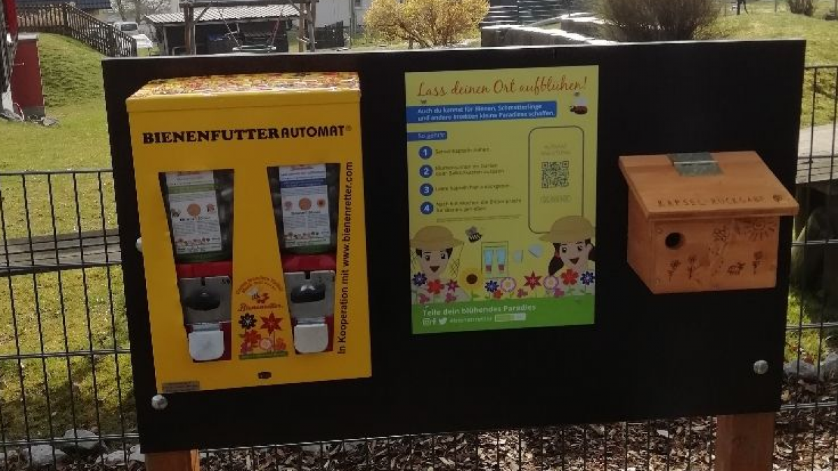 Bienenfutterautomat am Zaun des Montessori Kinderhauses in Welschen Ennest. von privat