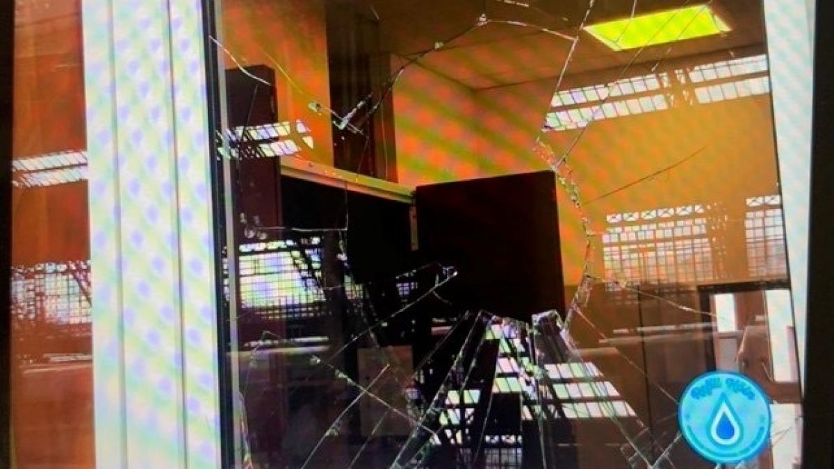 Ein Mann aus Lennestadt schlug die Scheibe der Bahnhofsmission in Köln ein. von Bundespolizei