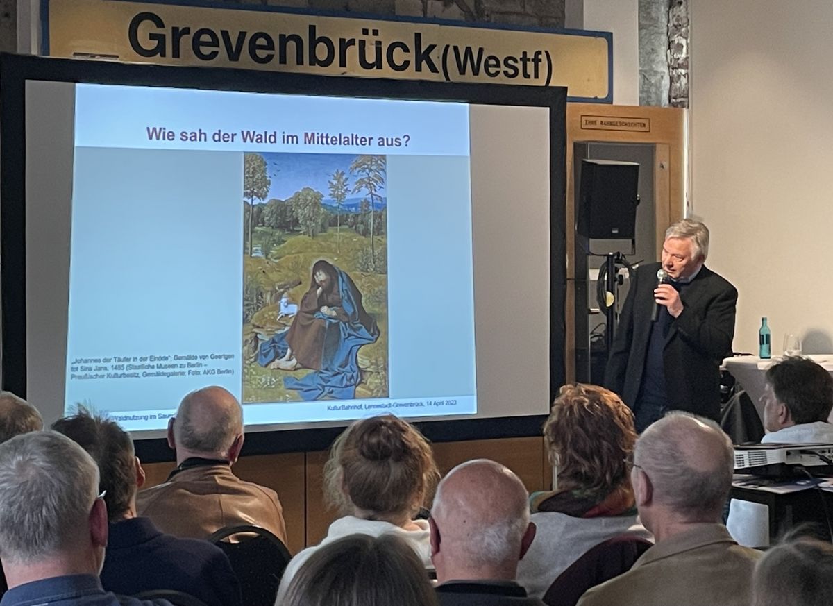 Dr. Selter während seines Vortrags im Kulturbahnhof Grevenbrück. von Andrea Arns