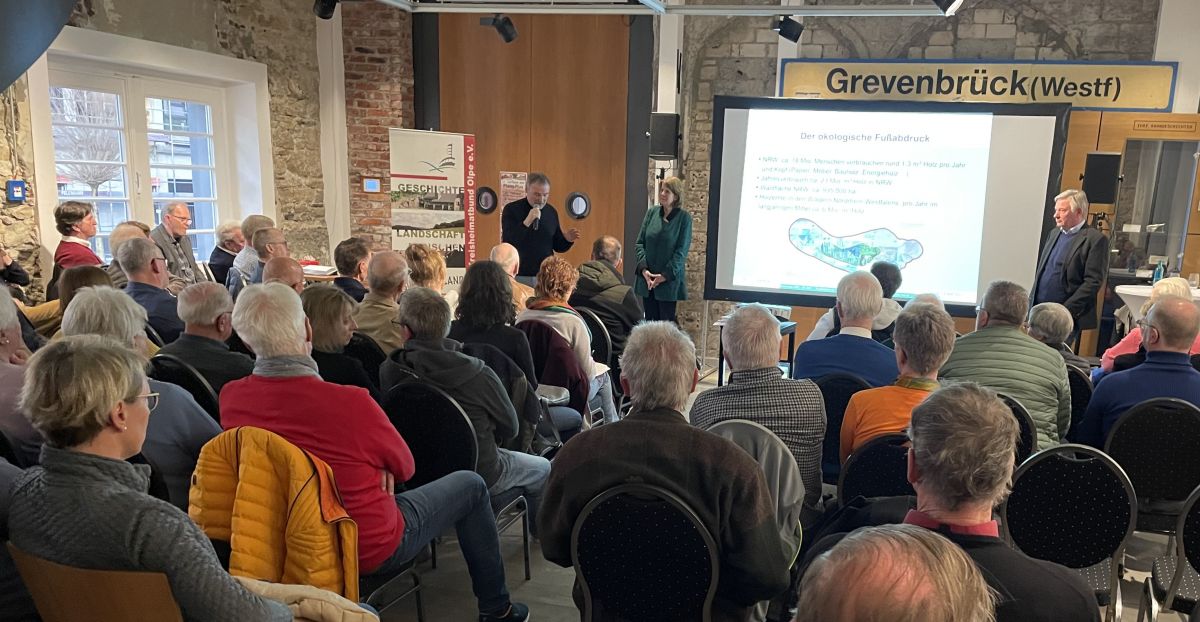Förster Lorenz Lüke-Sellhorst (mit Mikro links), Kreisheimatpflegerin Susanne Falk und Dr. Selter bei der Aussprache im Anschluss an den Vortrag. von Andrea Arens