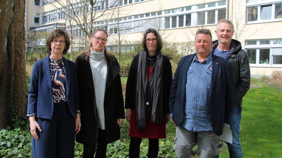 Pressegespräch des „Netzwerks gegen häusliche Gewalt“ im Kreishaus: Sabine Nosiadek (Gleichstellungsbeauftragte des Kreises und Koordinatorin des Netzwerks), Sylvia Rath (Frauenhaus), Anette Pfeifer (Frauenberatungsstelle) sowie Kriminalhauptkommissar Michael Meinerzhagen und Opferschutzbeauftragter Michael Kopsan von der Kreispolizeibehörde Olpe (v.l.). von Lorena Klein