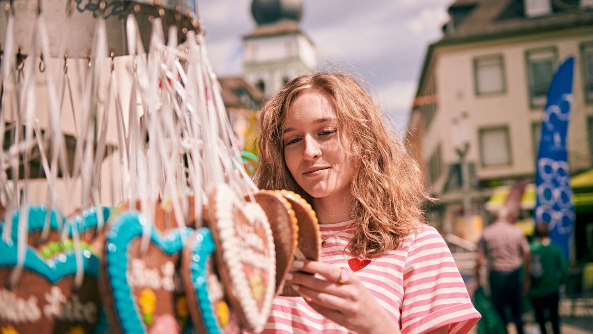 Die Hansestadt Attendorn lädt gemeinsam mit der Werbegemeinschaft Attendorn zu einem bunten Frühlingsmarkt-Wochenende in die Innenstadt ein. von Björn Bernhardt / Monokultur Studio