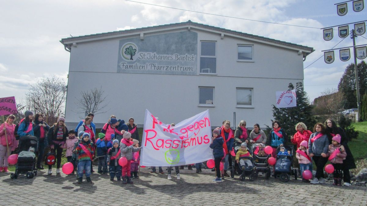 In Pink gekleidet machten sich die Kinder und Erzieherinnen auf zu einer Wanderung. von privat