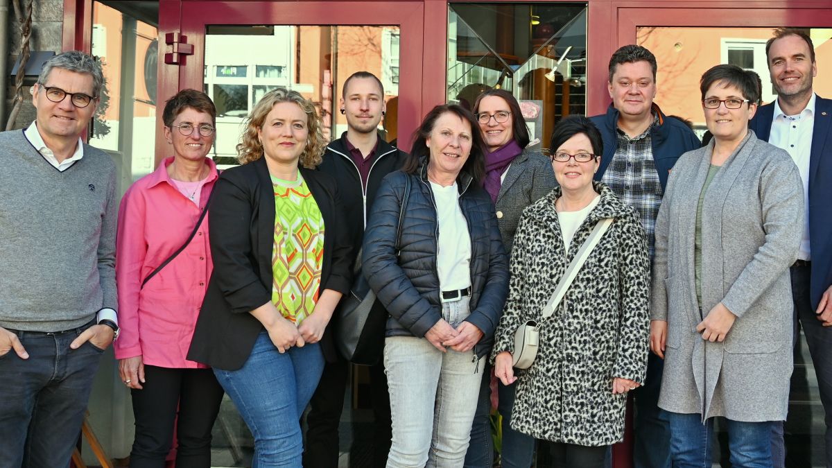 Dirk Rumpf (Lions Club), Petra Schmidt, Andrea Gödecke (GS Drolshagen), Patrick Eberz ( Integrationszentrum), Hildegard Hoffmann (OGS Gerlingen), Ines Gerke-Weipert (Akademie Biggesee), Petra Tautz (OGS Gerlingen), Matthias Stucke (Janusz-Korczak-Schule Grevenbrück), Nina Stahl (Gemeinde Wenden) und Lions-Präsident Kai Naber (von links). von Miriam Walkenbach