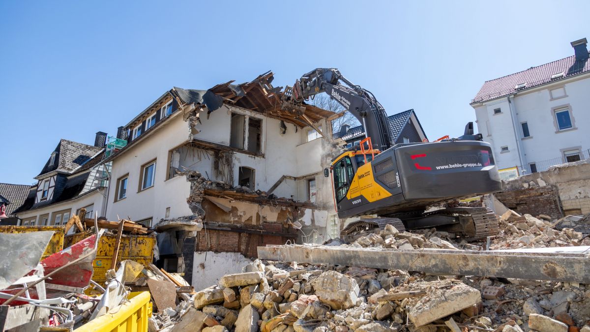 Viele Schaulustige bleiben derzeit in Altenhundems Ortsmitte stehen und beobachten, wie das ehemalige Kaderbach-Gebäude abgerissen wird. von Tine Schmidt