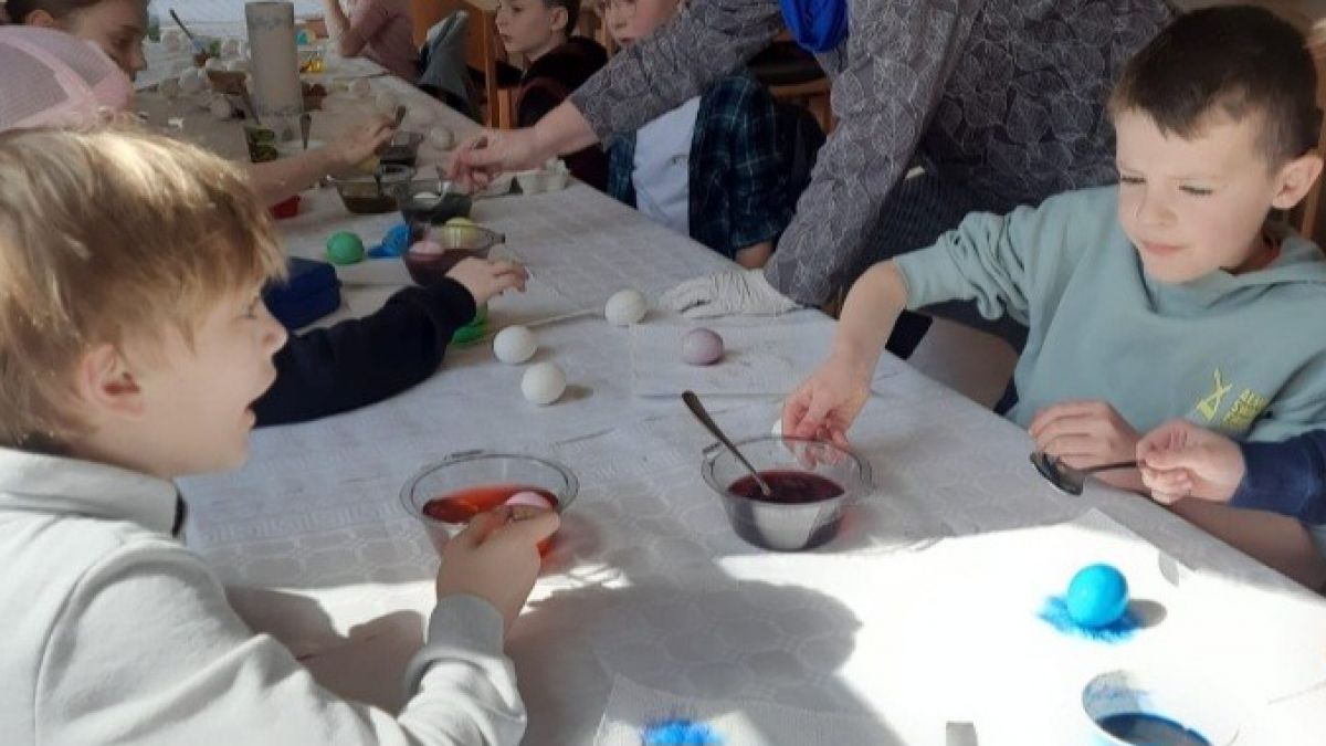 Fleißig färbten und bemalten die Kinder und Jugendliche Eier. Die Ausgepusteten dienten als Dekoration, die Gekochten wurden gegen eine Spende ausgegeben. von privat