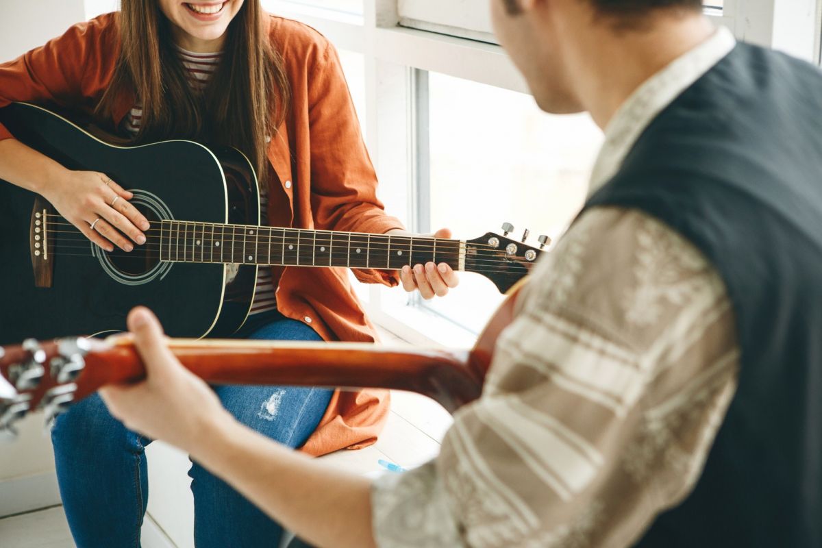 Gitarre spielen macht Spaß und bringt Menschen zusammen. von franz12 – stock.adobe.com