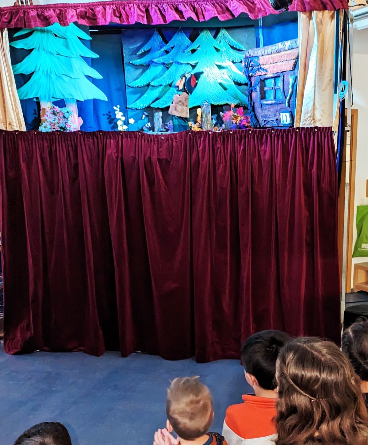 Gebannt saßen die Kinder vor der Bühne und lauschten der spannenden Geschichte um Kasperle, Wuschel und dem Räuber. von privat