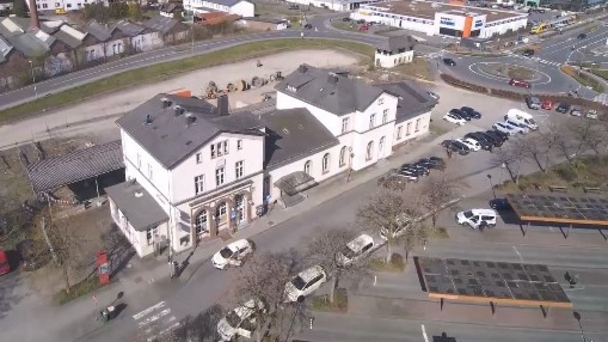 Blick auf den alten Busbahnhof (Vordergrund) und den alten Bahnhof. von neueweichen.de