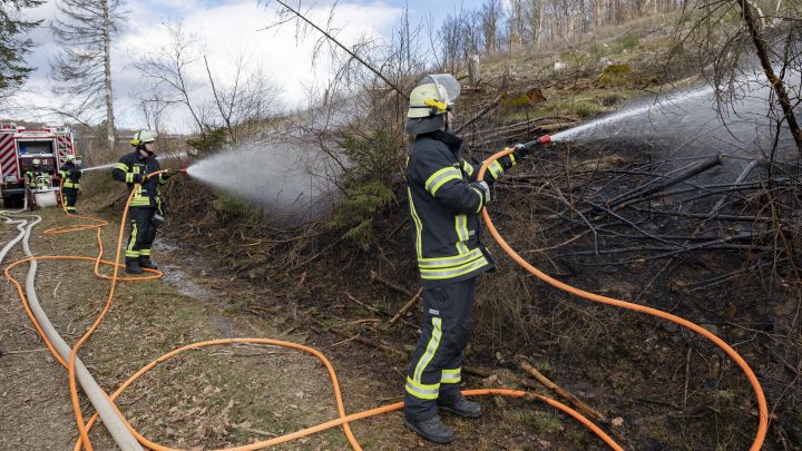Die Feuerwehr löschte am Donnerstag, 20. April, einen Waldbrand in Ottfingen.