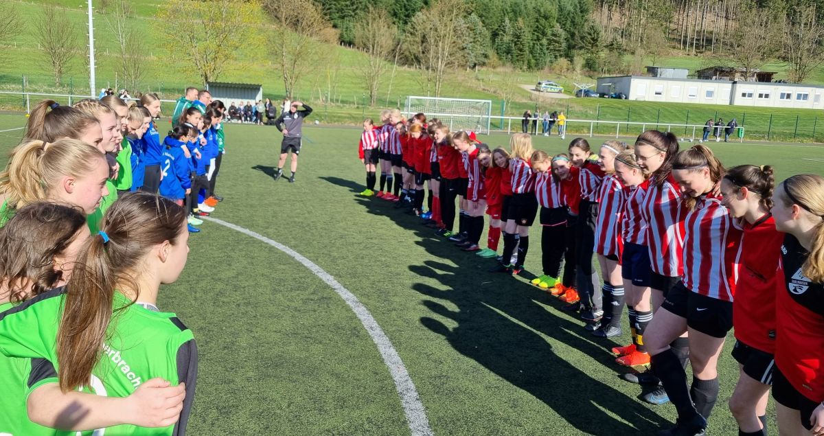 Die Mädchen-Mannschaften bei der Begrüßung. von Neele Borys