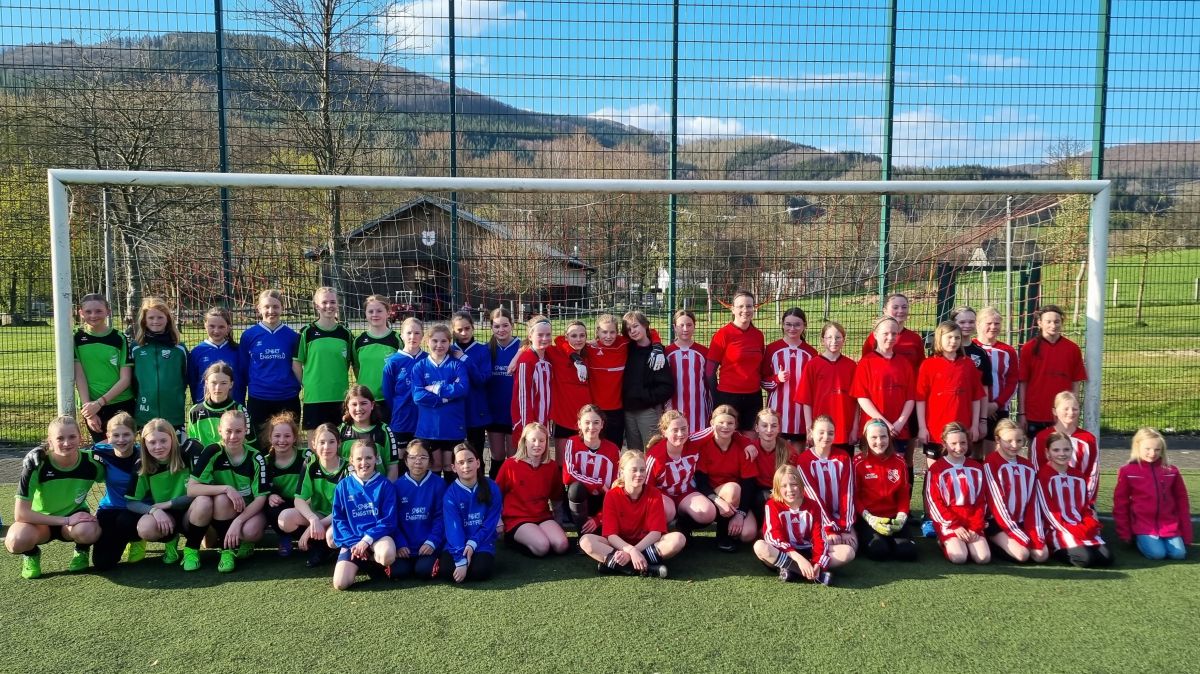 Je zwei Mannschaften vom TUS Halberbracht und der SG Hundem-Lenne traten jetzt im Freundschaftsspiel gegeneinander an. Die zahlreichen Zuschauer sahen spannende und faire Spiele. von privat