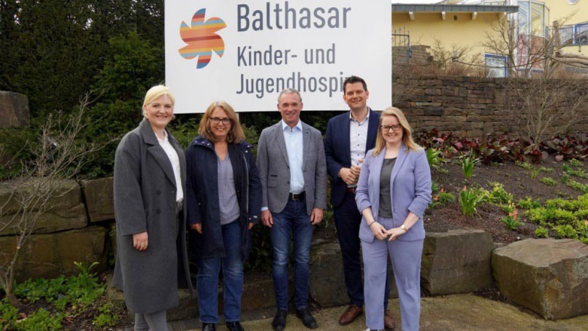 Die SPD-Landtagsabgeordneten Christin-Marie Stamm, Anja Butschkau, Thorsten Klute und Lisa-Kristin Kapteinat (von links) mit Einrichtungsleitung Roland Penz (Mitte). von Kinder- und Jugendhospiz Balthasar