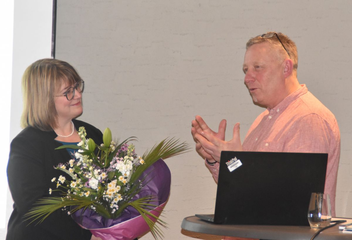 Mit einem Blumenstrauß und Dankesworten wurde Sylvia Gante verabschiedet. von Nicole Voss