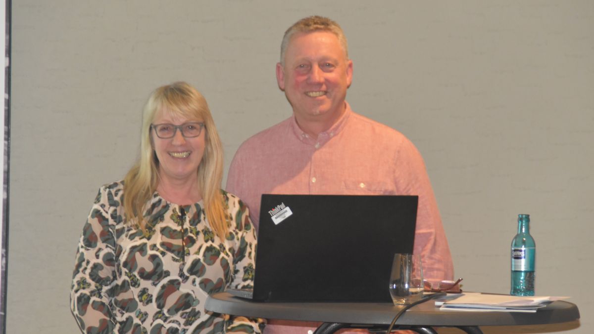 Die neue Kassiererin der Werbegemeinschaft Attendorn, Regina Hoberg, mit dem Vorsitzenden Martin Pursian. von Nicole Voss