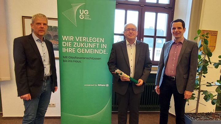 v.l.: Christof Schneider, Ralf Stratmann (Senior Expansion Manager UGG) und Bürgermeister...