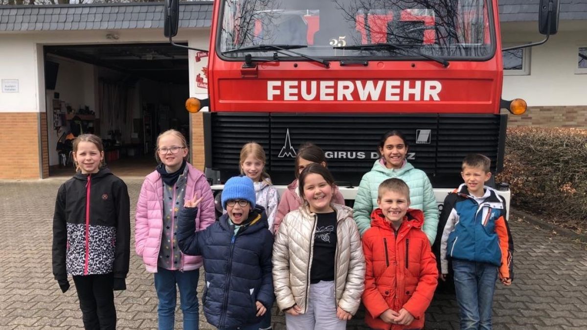 Die Teilnehmer strahlen vor dem Feuerwehrauto. von privat