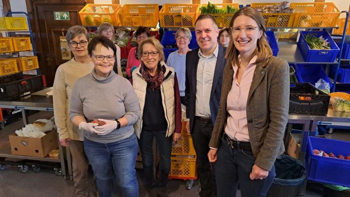 Die Leiterinnen des Warenkorbs Martina Neuhaus (links) und Hella Pelz (Mitte), Vertreter des Lions Club Olpe am Biggesee Präsidentin Dr. Friederike Brodhun (rechts)und Vizepräsident Andreas Hesse (2.v.r.) sowie weitere ehrenamtliche Helferinnen. von privat