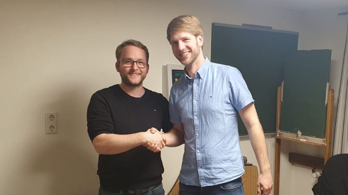 Der neue Vorsitzende des Dorf- und Heimatvereins Kirchveischede, Robin Schuh (l.), mit dem ehemaligen Vorsitzenden Peter Dröge (r.). von privat