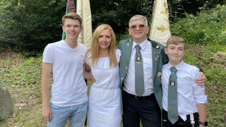 Die Finnentroper Königsfamilie: Thorsten und Elena Bloß mit ihren Söhnen Philip (links) und...