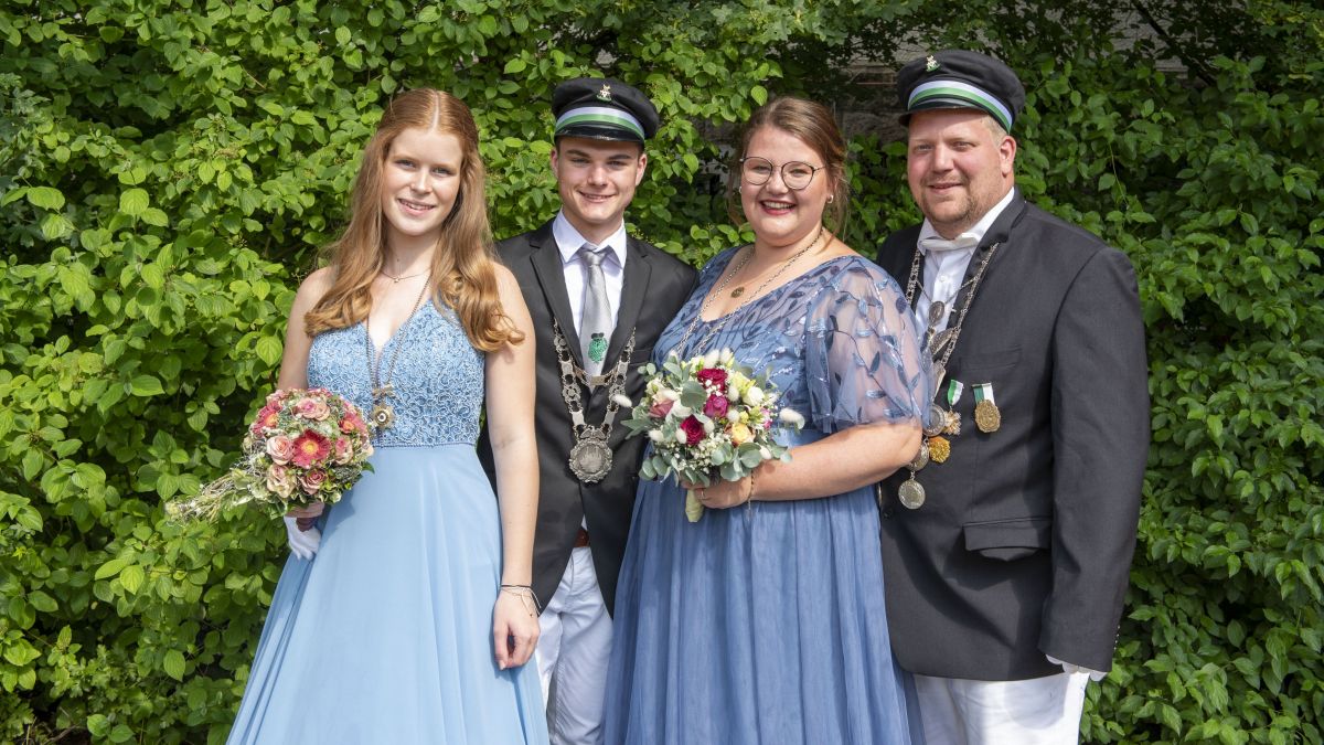 Das Jungschützen-Königspaar Timo Grobbel (links) mit Muriel Hofrichter sowie das Königspaar Alexander und Anna Stupperich. von Nils Dinkel