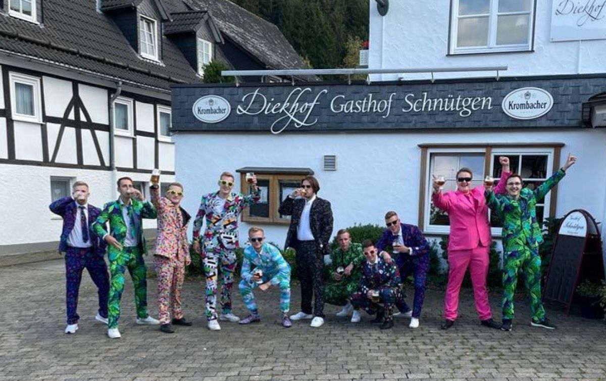 In ihren schrillen Anzügen sind die zwölf Kegler vom KC „In die Masse“ nicht zu übersehen. von privat