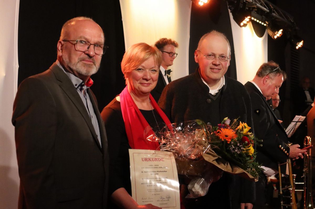 Die Gemeinschaft der katholischen Kirchenchöre Südsauerland zeichnete den Kirchenchor mit einer Urkunde aus (v.l.): Hans Helmert, Maria Arns (1. Vorsitzende des Kirchenchores Meggen) und Dr. phil. Jürgen Seufert von Marita Sapp