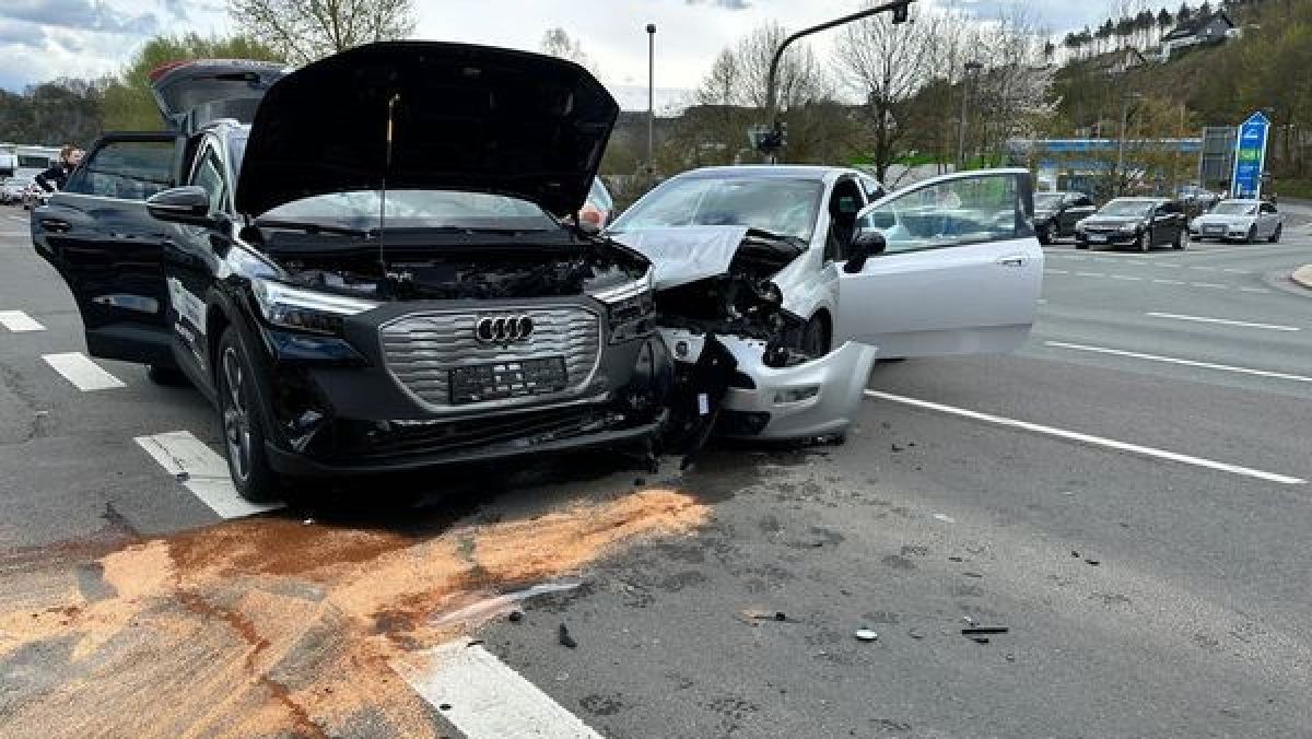 Die beiden Unfallfahrzeuge. von Feuerwehr Attendorn