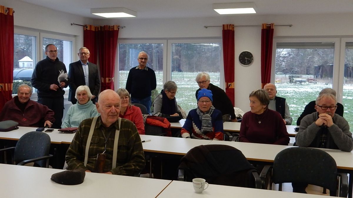 In lockerer Atmosphäre gibt es für die Senioren Tricks und Kniffe rund um ihre digitalen Geräte. von privat