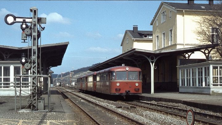 Das waren noch Zeiten: Ein Schienenbus im Bahnhof Olpe im April 1980.