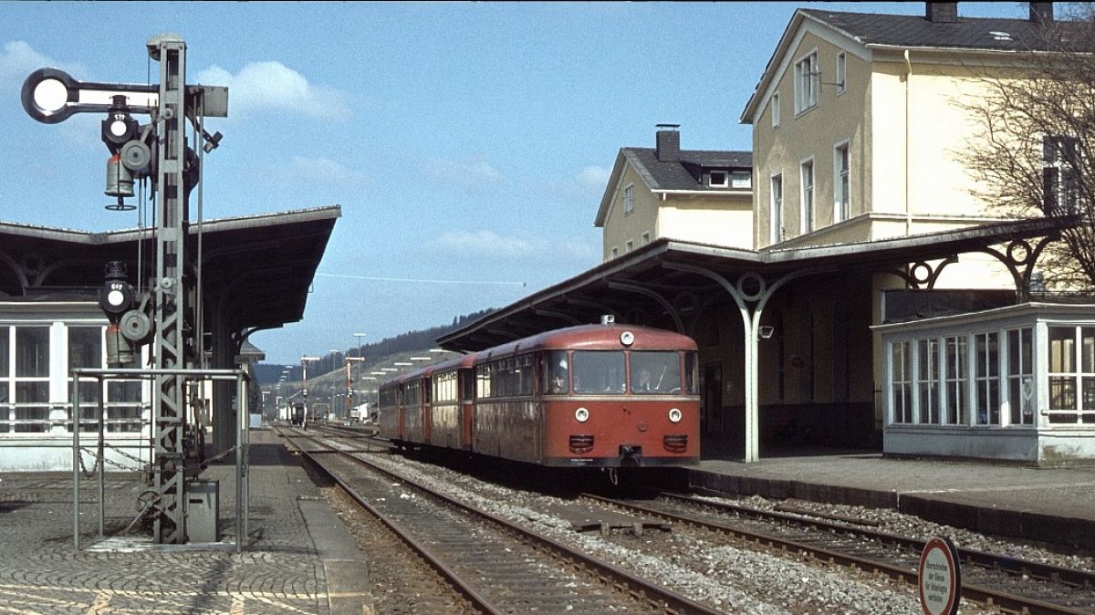 Das waren noch Zeiten: Ein Schienenbus im Bahnhof Olpe im April 1980. von Bahnbilder.de/Markus Engel