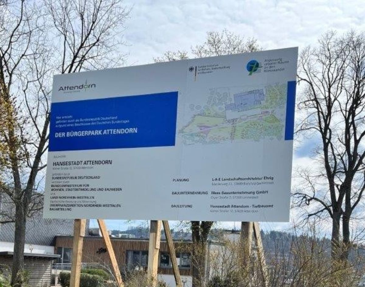 Die aufgestellte Tafel gibt Infos zur Baumaßnahme. von privat
