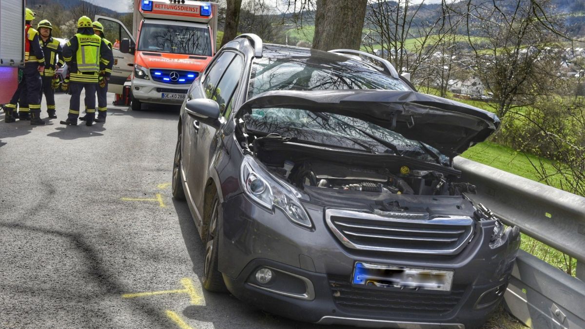 Bei einem schweren Verkehrsunfall auf der L 880 in Serkenrode starb am Dienstag, 25. April, der Fahrer dieses Autos. von Nils Dinkel