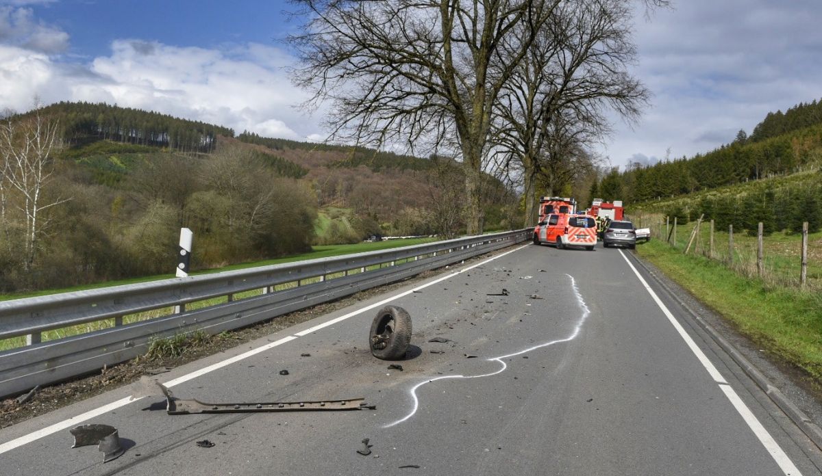 Bei einem schweren Verkehrsunfall auf der L 880 in Serkenrode starb am Dienstag, 25. April, ein Mensch. von Nils Dinkel