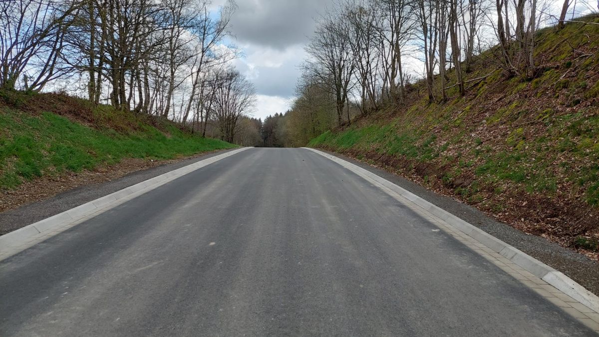 Die Kreisstraße 6 erhielt nicht nur neue Asphaltschichten, auch die Bord- und Entwässerungsanlagen sowie die Bankette wurden erneuert. von Kreis Olpe