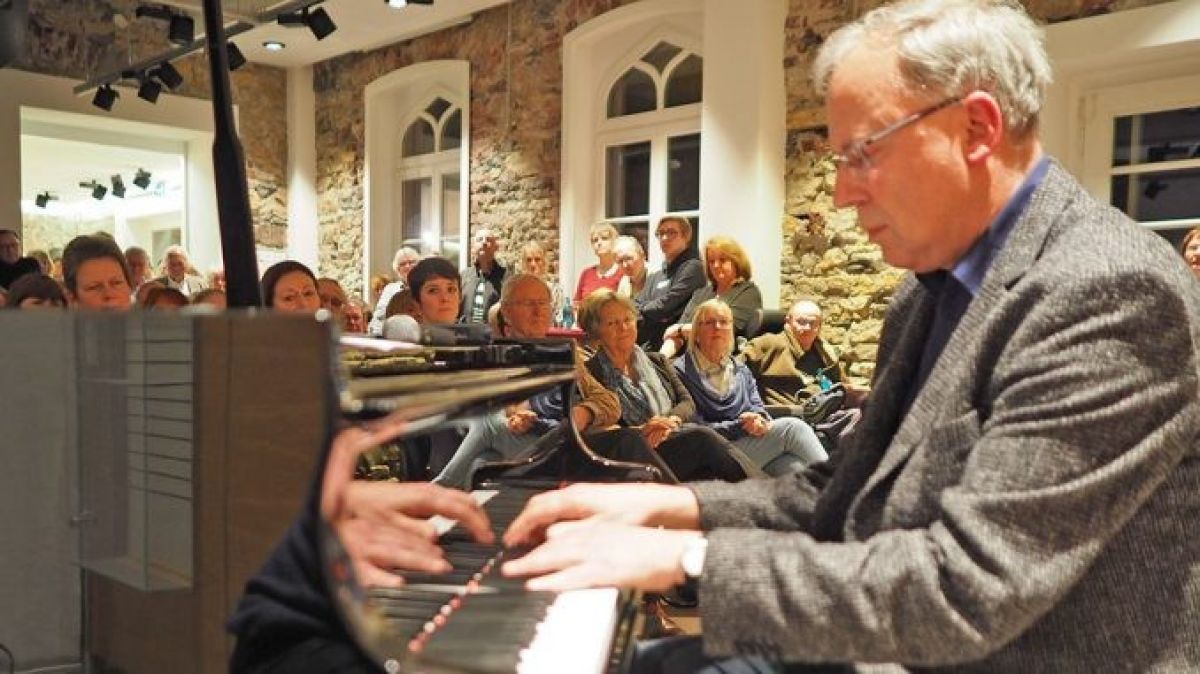 Dr. Eberhard Hertin wird am Steinway-Flügel Teil des „Trevor Richards New Orleans Trios“ am 6. Mai im KulturBahnhof sein. von Willi Sommer