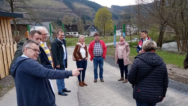 Mitglieder der CDU-Fraktion Lennestadt waren vor Ort in Saalhausen zu Gast beim örtlichen...
