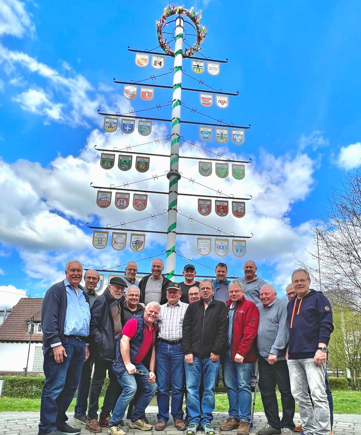 „De Ällesten“ aus Grevenbrück, ganz aktuell: Am Sonntag, 30. April, haben sie den Maimaum Sommer-tauglich gemacht. von privat