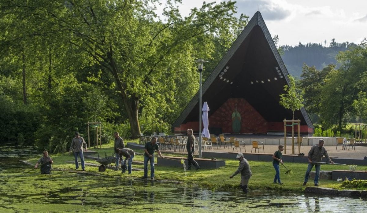 Die Mitglieder des Anglerstammtisches Saalhausen pflegen u.a. die Kurteiche im Kurpark Saalhausen. von privat