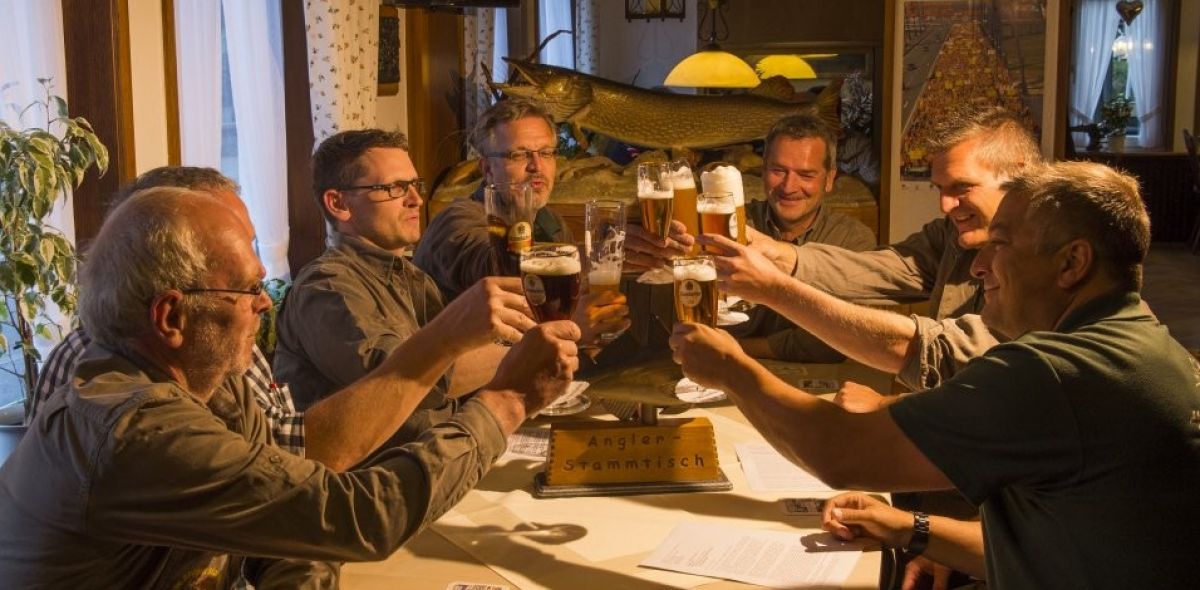 Ehrenamtliches Engagement, aber auch das gesellige Zusammensein sind dem Anglerstammtisch Saalhausen wichtig. von privat