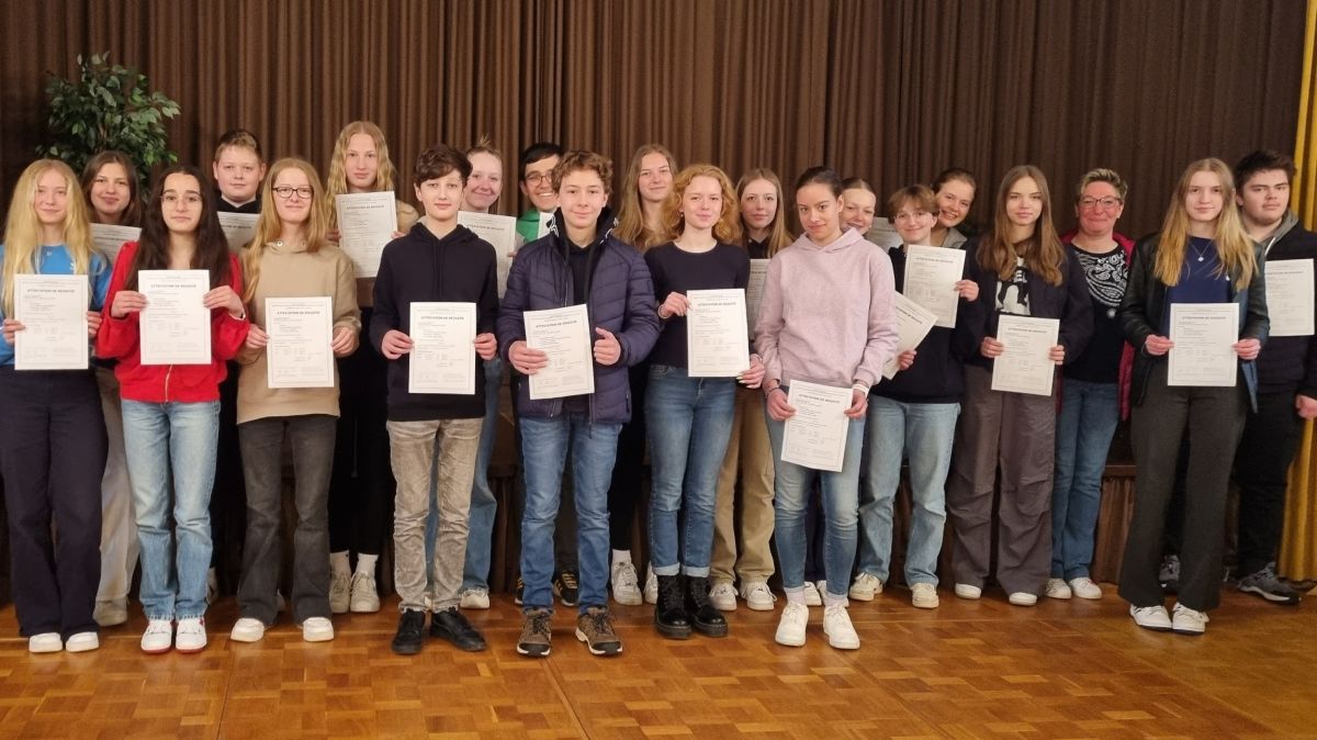 Die Schüler des SGO präsentieren ihre Zertifikate. Auf die Prüfungen bereitete sie auch die Französischlehrerin Kerstin Höhbusch (Dritte von rechts) vor. von privat