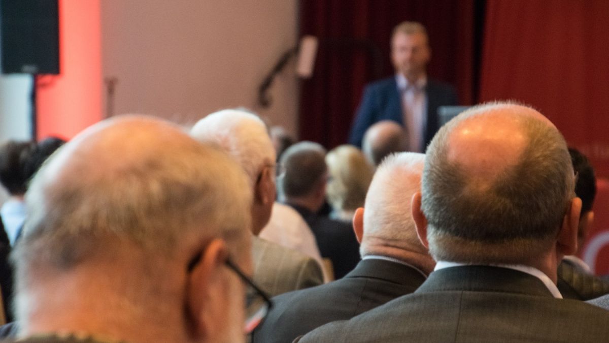 Symbolfoto Vortrag, Versammlung von LP