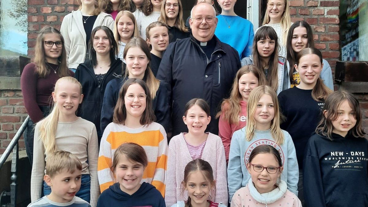 Pastor Heinrich Schmidt nahm die Spende der Chorjugend Grevenbrück entgegen. von privat