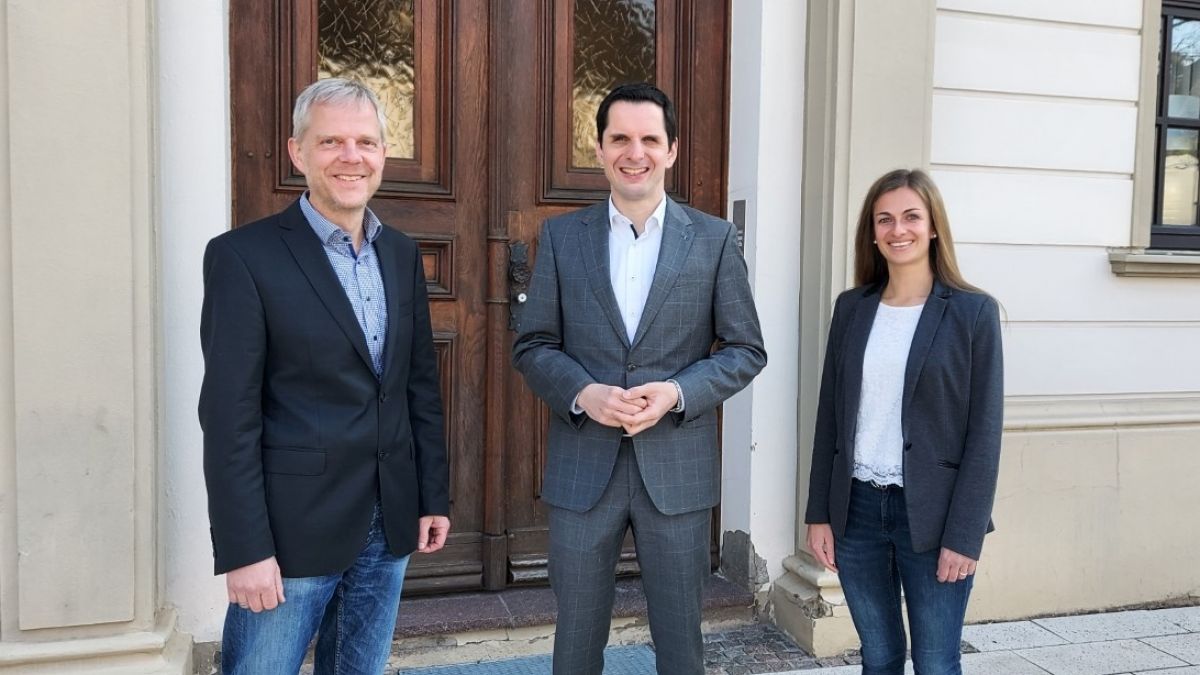 Bürgermeister Christian Pospischil (m.) mit Kristin Meyer und Christof Schneider. von privat