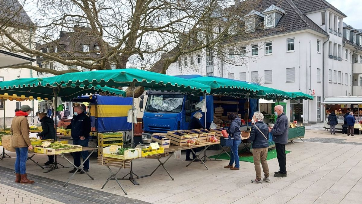 Der Wochenmarkt soll auf dem Rathausvorplatz bleiben und sich von dort am Dom Carré vorbei Richtung Alter Markt ziehen. von Nicole Voss